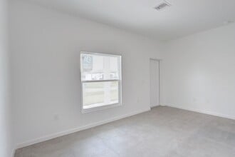 2504 30th St SW in Lehigh Acres, FL - Building Photo - Building Photo