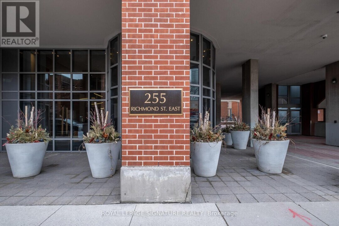 255 Richmond St E in Toronto, ON - Building Photo