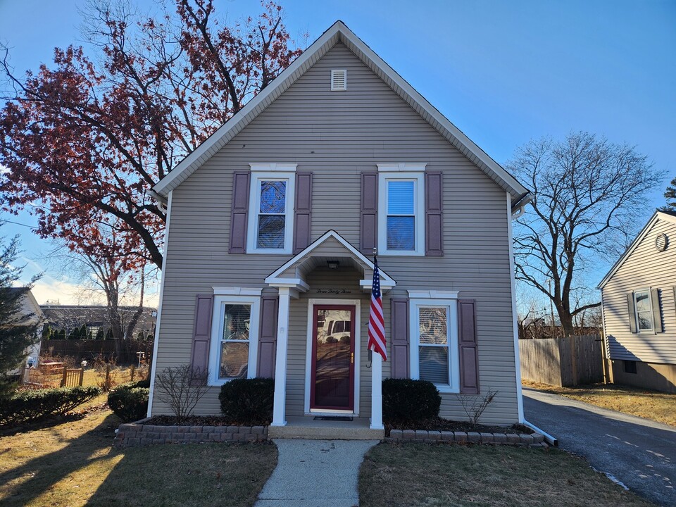 333 S Oriole Trail in Crystal Lake, IL - Building Photo