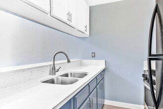 533 E 11th St, Unit 14 in Long Beach, CA - Building Photo - Building Photo