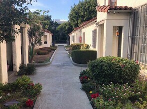 1230-1232 N Flores St in West Hollywood, CA - Foto de edificio - Building Photo
