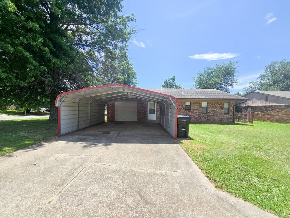 1218 Whispering Glen St in Tecumseh, OK - Building Photo