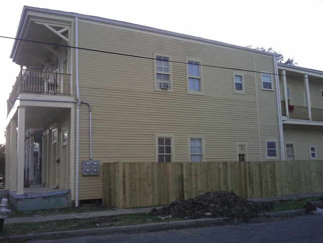 2001-2003 Baronne St