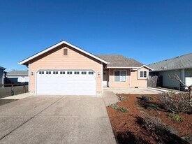 1378 T St in Springfield, OR - Building Photo