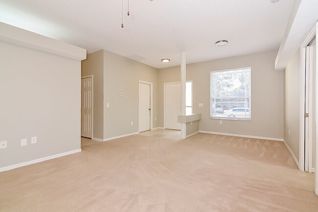 7129 Captiva Cir in New Port Richey, FL - Foto de edificio - Building Photo