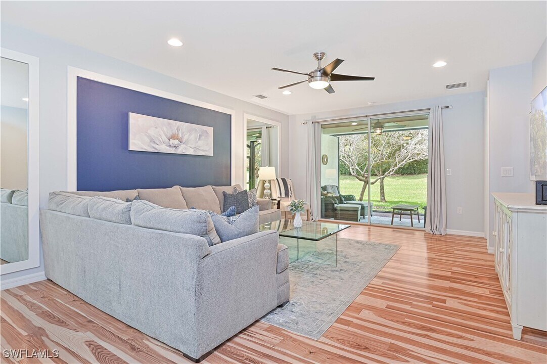 14919 Edgewater Cir in Naples, FL - Building Photo