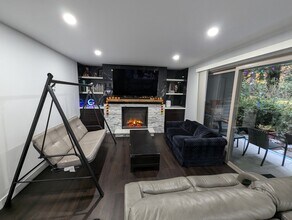 4727 W Lake Sammamish Pkwy SE in Issaquah, WA - Building Photo - Building Photo