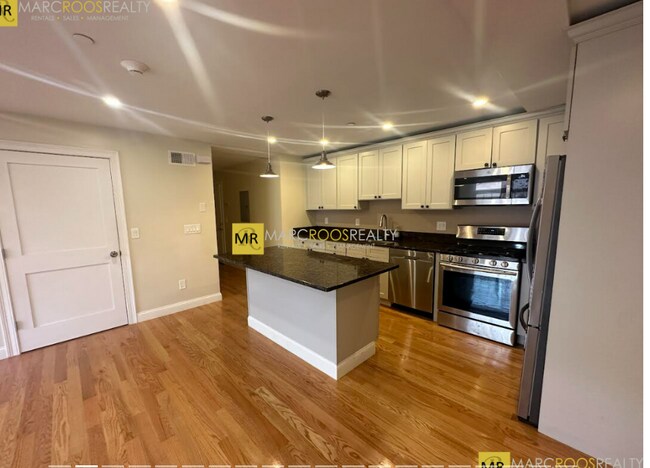 628 Trapelo Rd, Unit 2 in Belmont, MA - Foto de edificio - Building Photo