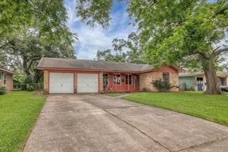 107 Ash Ln in Lake Jackson, TX - Building Photo - Building Photo