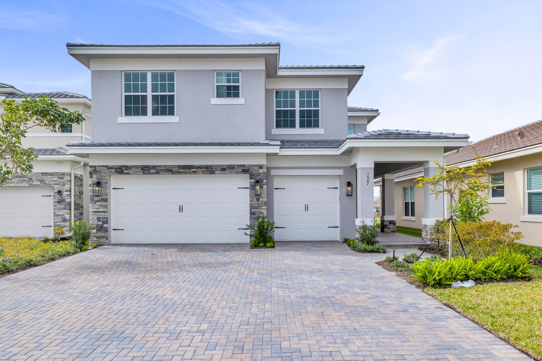 1407 Thistle Pl in Wellington, FL - Building Photo