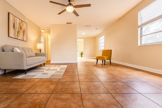 3919 3rd Ave Dr E in Palmetto, FL - Foto de edificio - Building Photo