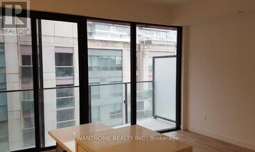 215 Queen St W in Toronto, ON - Building Photo - Building Photo