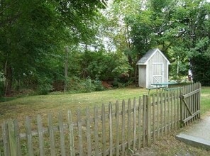 8 Main St, Unit 2 in Kingston, MA - Foto de edificio - Building Photo