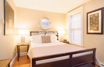 16 Cedar Lane Way, Unit 2 in Boston, MA - Foto de edificio - Building Photo