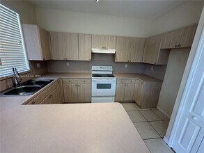 10869 SW 88th Ter in Miami, FL - Foto de edificio - Building Photo