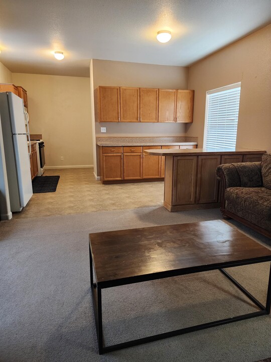 601 24th St in Rawlins, WY - Building Photo