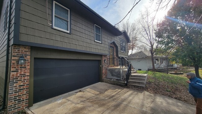 2004 E Hughes Ave in Des Moines, IA - Building Photo - Building Photo