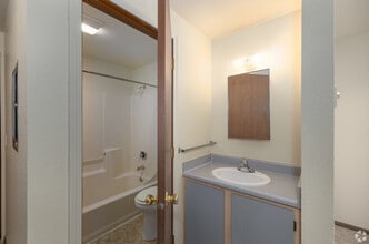 Cedar Apartments in Seattle, WA - Building Photo - Building Photo