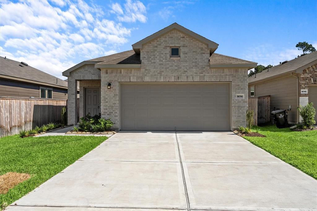 16741 Oak Bough Dr in Conroe, TX - Foto de edificio