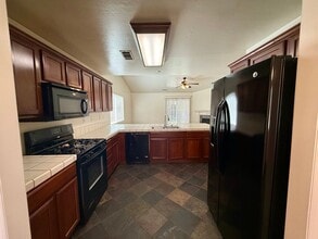 11507 ERESMA Dr in Bakersfield, CA - Building Photo - Building Photo