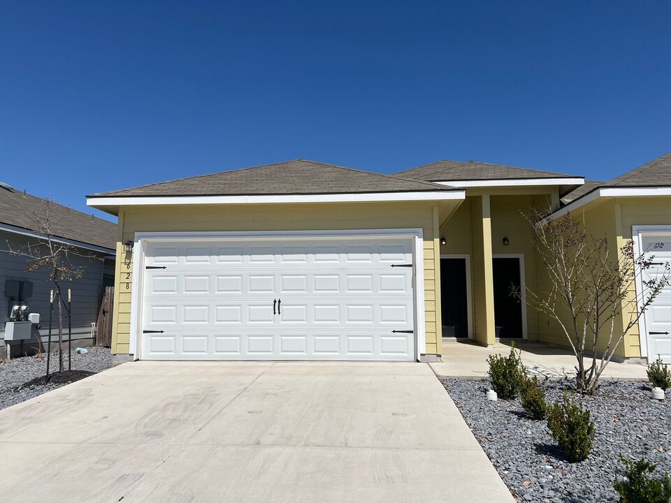 628 Grayson Ln in Seguin, TX - Foto de edificio
