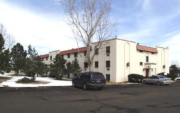 Windsor Court Apartments in Aurora, CO - Building Photo - Building Photo