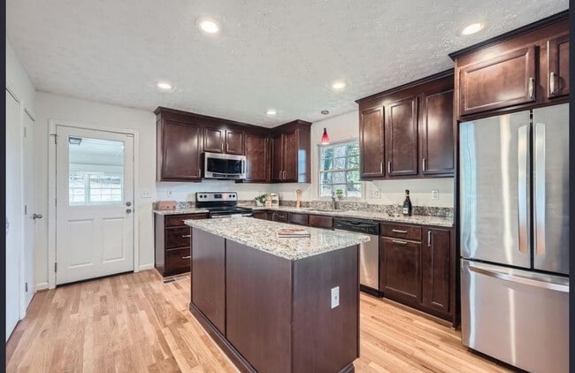 4089 Menlo Dr in Tucker, GA - Foto de edificio - Building Photo
