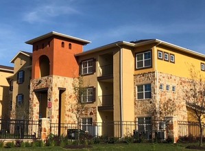 Fairway Landings at Plum Creek in Kyle, TX - Building Photo - Building Photo