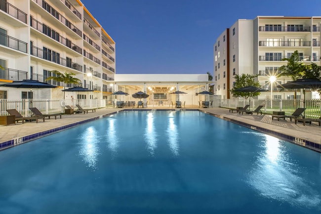 Modern Towers Apartments in Homestead, FL - Foto de edificio - Building Photo