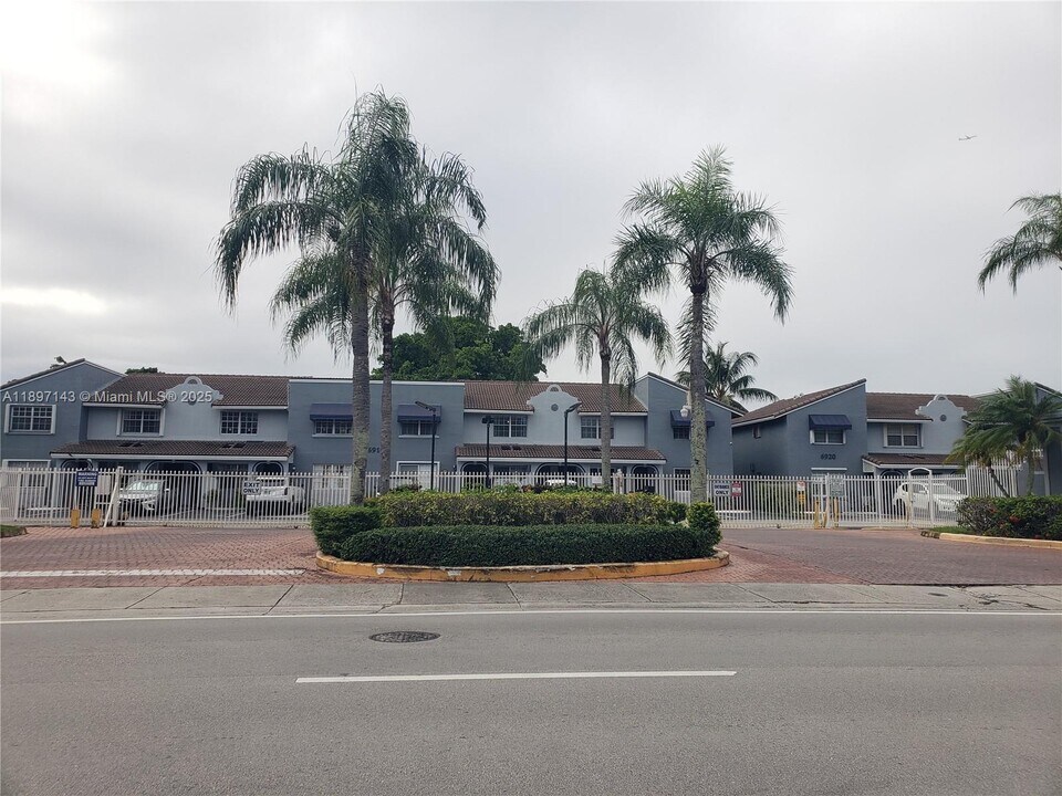 6960 NW 173rd Dr in Hialeah, FL - Building Photo