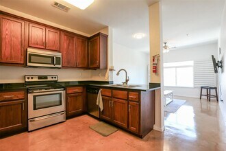 910 W 25th St in Austin, TX - Building Photo - Building Photo