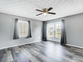 393 Ridgebury Dr in Xenia, OH - Building Photo - Building Photo