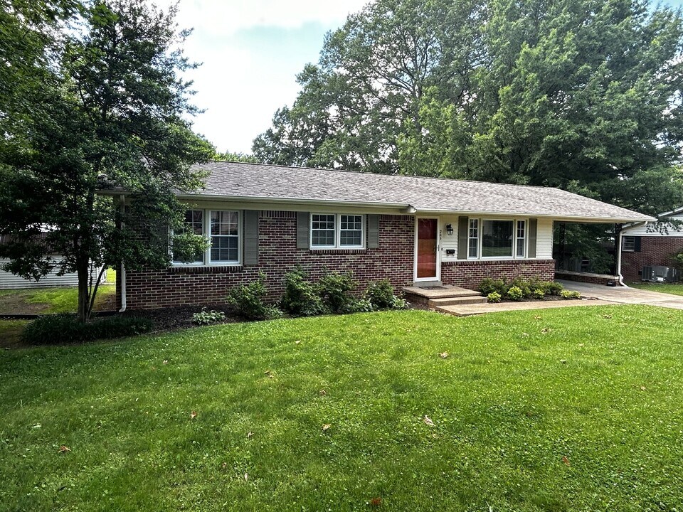 205 Todd St in Martin, TN - Building Photo
