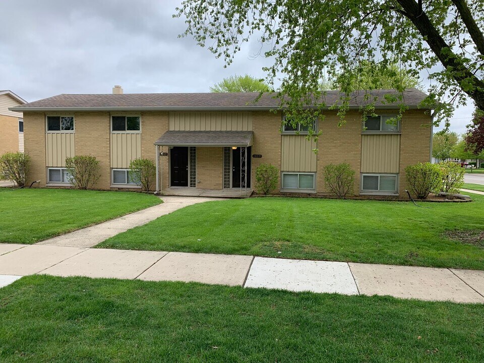 1839 Root St in Crest Hill, IL - Building Photo