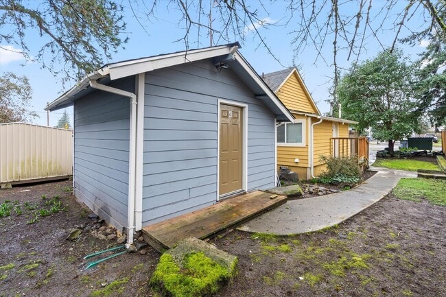 property at 10818 Lakeview Ave SW