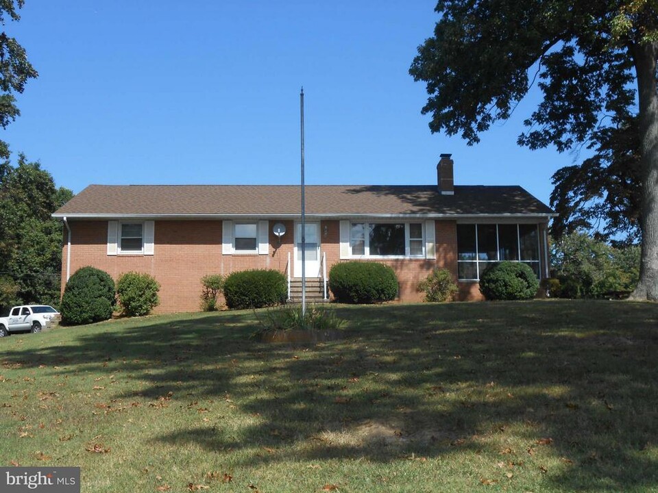 24244 Half Pone Point Rd in Hollywood, MD - Building Photo