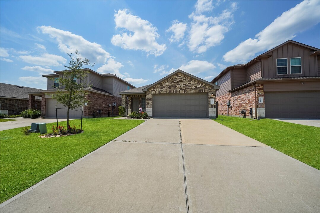 14576 Vly Rdg Dr in New Caney, TX - Building Photo