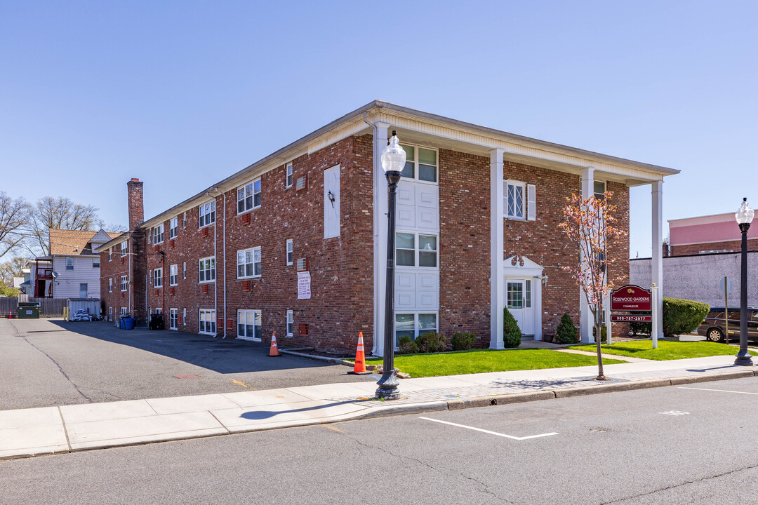 Rosewood Gardens in Roselle Park, NJ - Foto de edificio