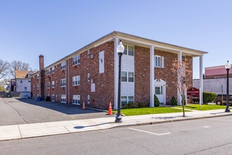 Rosewood Gardens in Roselle Park, NJ - Building Photo - Building Photo