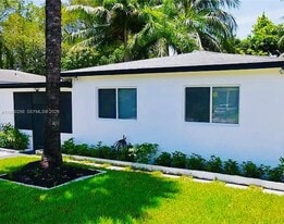 270 NE 162nd St in Miami, FL - Building Photo