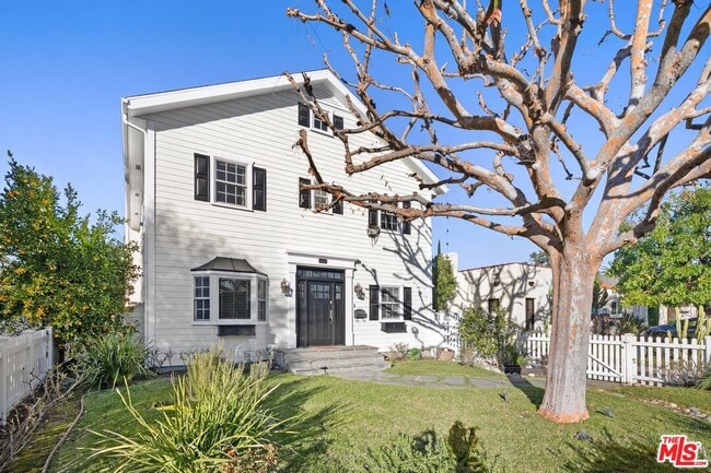 11217 Kling St in Los Angeles, CA - Building Photo - Building Photo