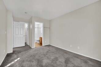 5243 Los Pinos St in Las Vegas, NV - Building Photo - Building Photo