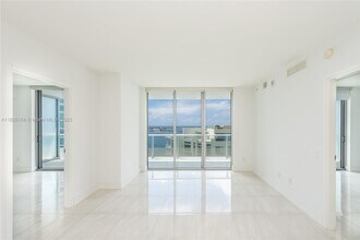 1300 Brickell Bay Dr in Miami, FL - Building Photo - Building Photo