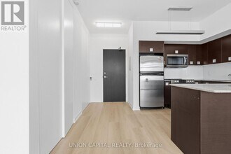 33 Charles St E in Toronto, ON - Building Photo - Building Photo