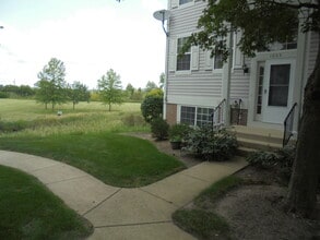 1065 Manchester Cir in Grayslake, IL - Building Photo - Building Photo