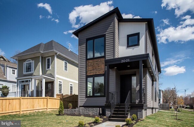 2001 N George Mason Dr in Arlington, VA - Building Photo - Building Photo