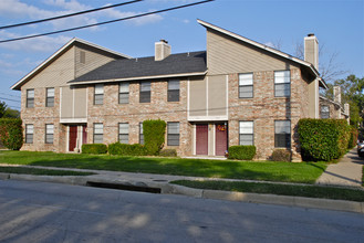 Sycamore Square Townhomes in Euless, TX - Foto de edificio - Building Photo