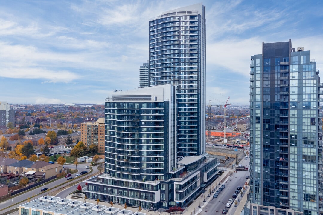 Pinnacle Lakeside in Mississauga, ON - Building Photo