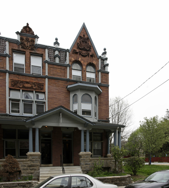 213 N 35th St in Philadelphia, PA - Foto de edificio - Building Photo