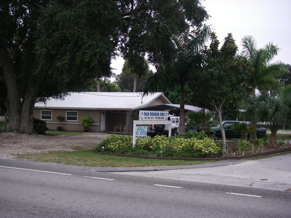 7945 US Hwy 1 in Vero Beach, FL - Building Photo